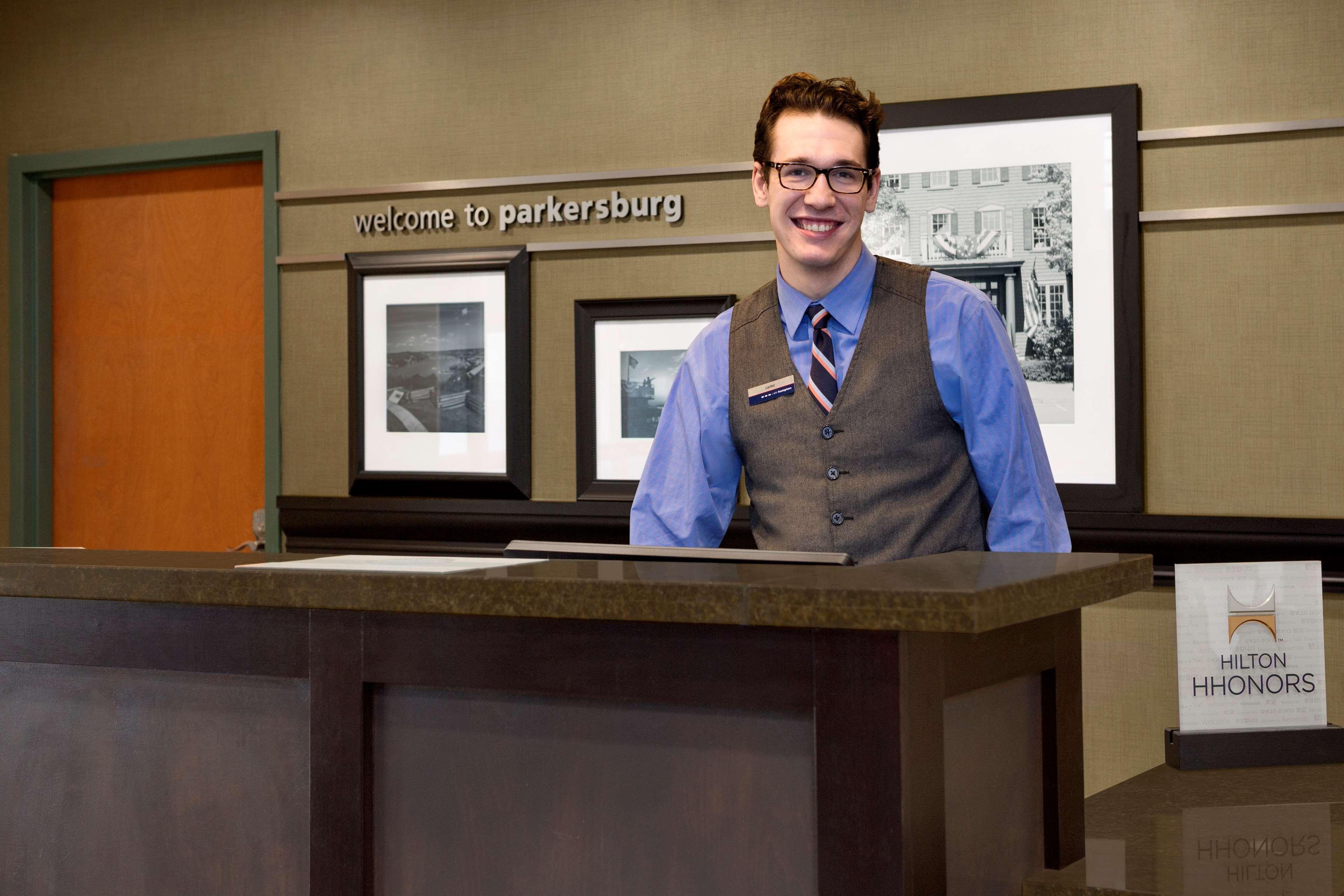 Hampton Inn And Suites Parkersburg Downtown Bagian luar foto