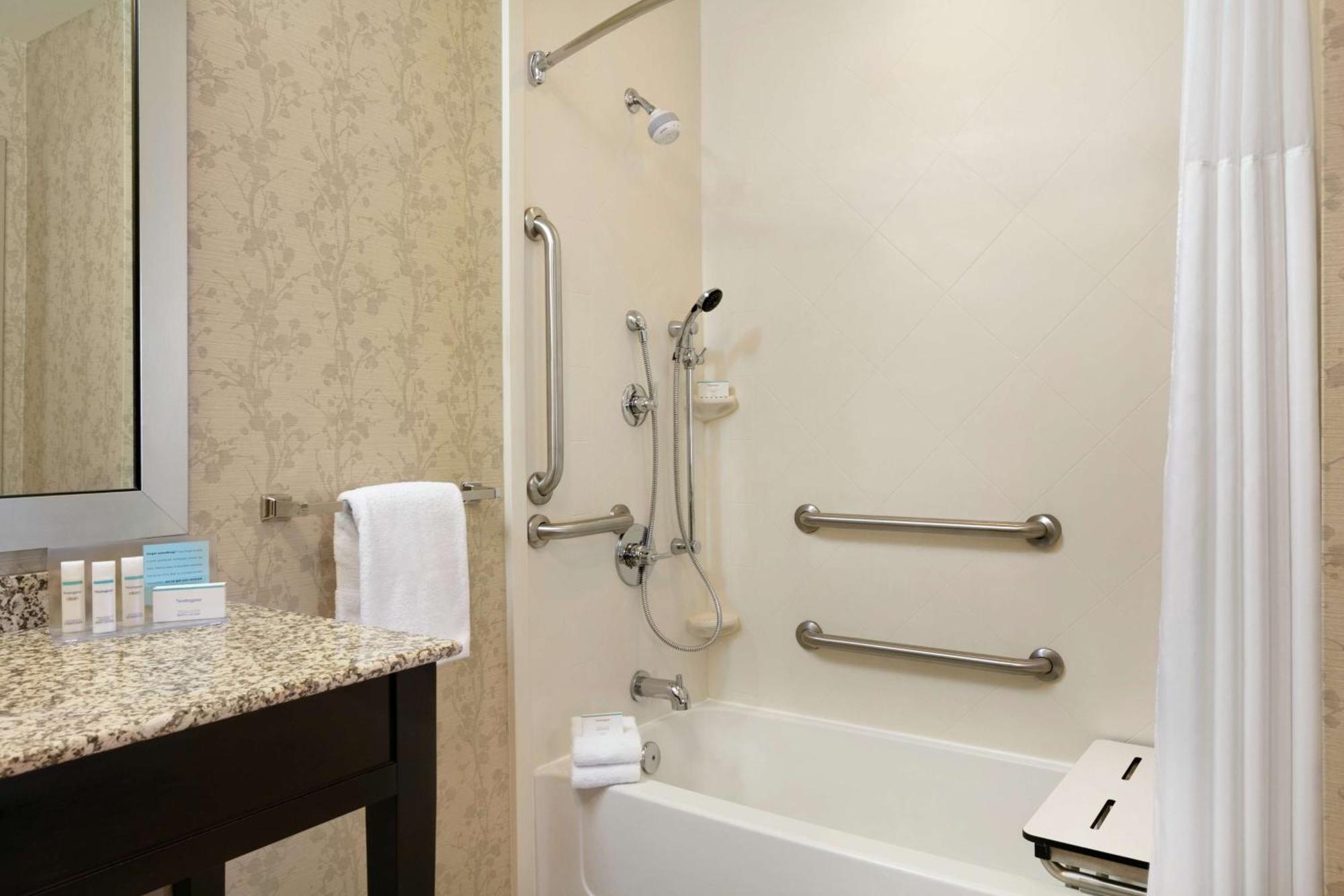 Hampton Inn And Suites Parkersburg Downtown Bagian luar foto